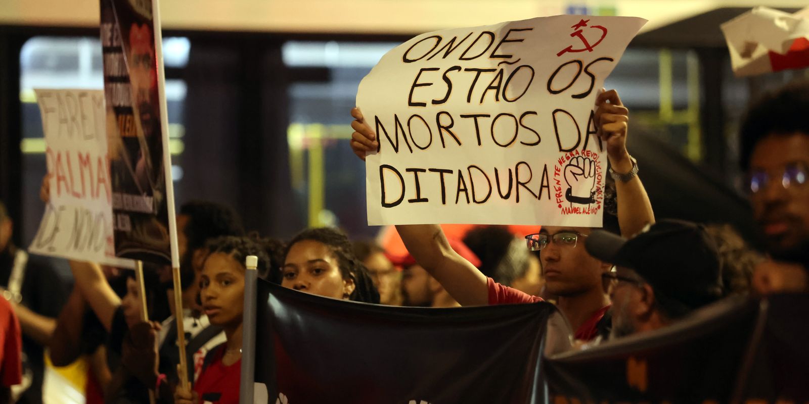 Cordão da Mentira faz desfile "para adiar o fim do mundo"