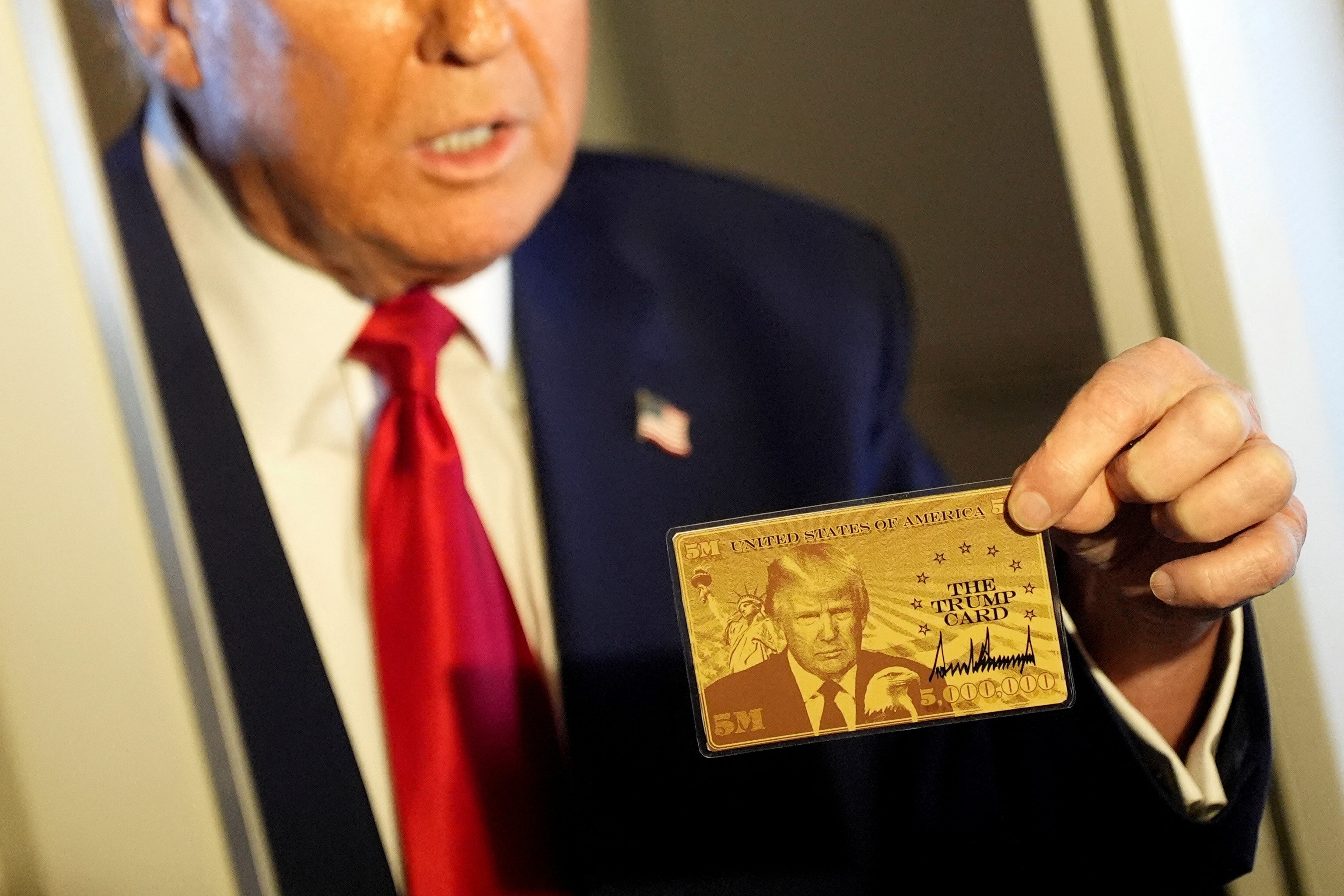 Rosto de Trump, estrelas, símbolos dos EUA: veja como é o 'gold card', que vai 'vender' cidadania por US$ 5 milhões